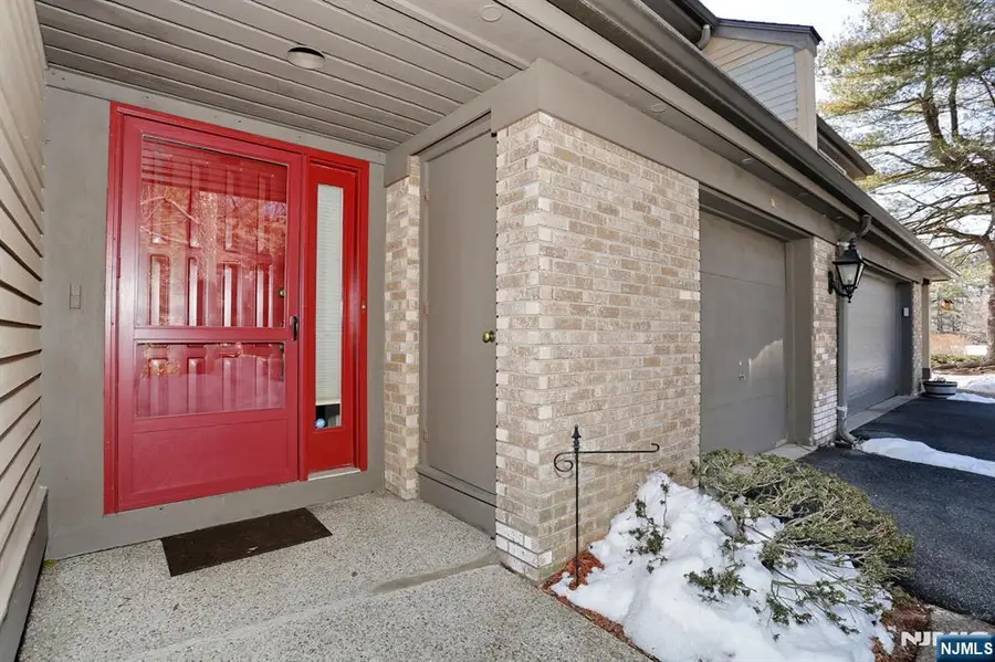 16 Sandburg Court, Mahwah, NJ 07430 - #3