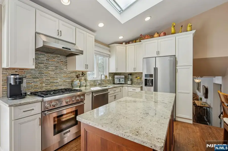 6 Knollwood Drive, Livingston, NJ 07039 - #3