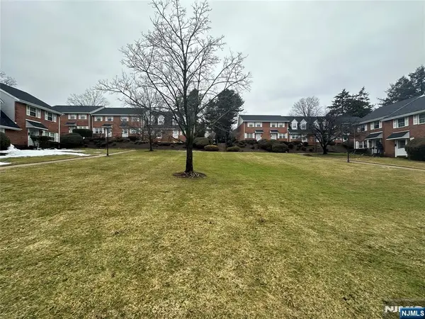 140 Parkview Drive, Teaneck, NJ 07666