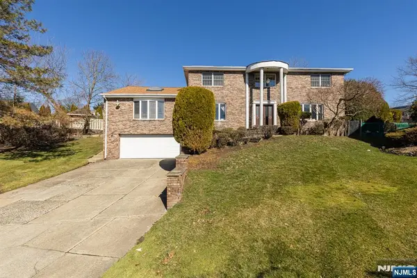 23 Carr Place, Totowa, NJ 07512