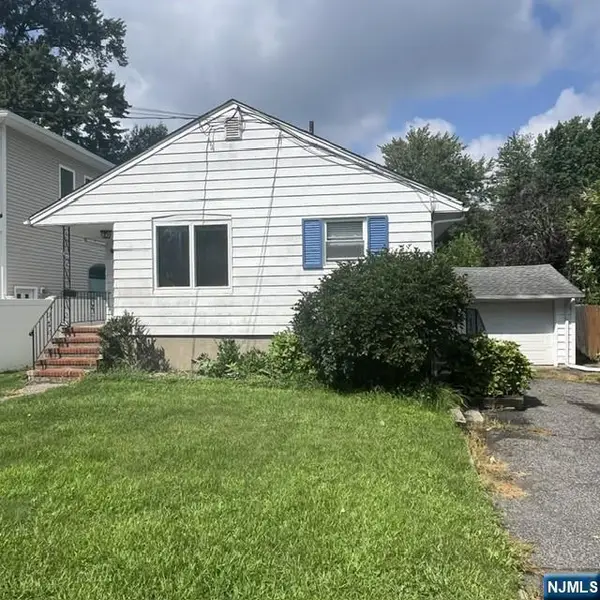 18 McKinley Place, Bergenfield, NJ 07621
