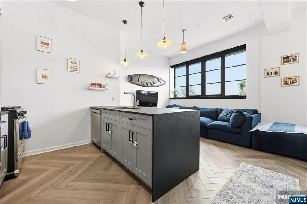 142 Charles Street 403, Jersey City, NJ 07307 - #1