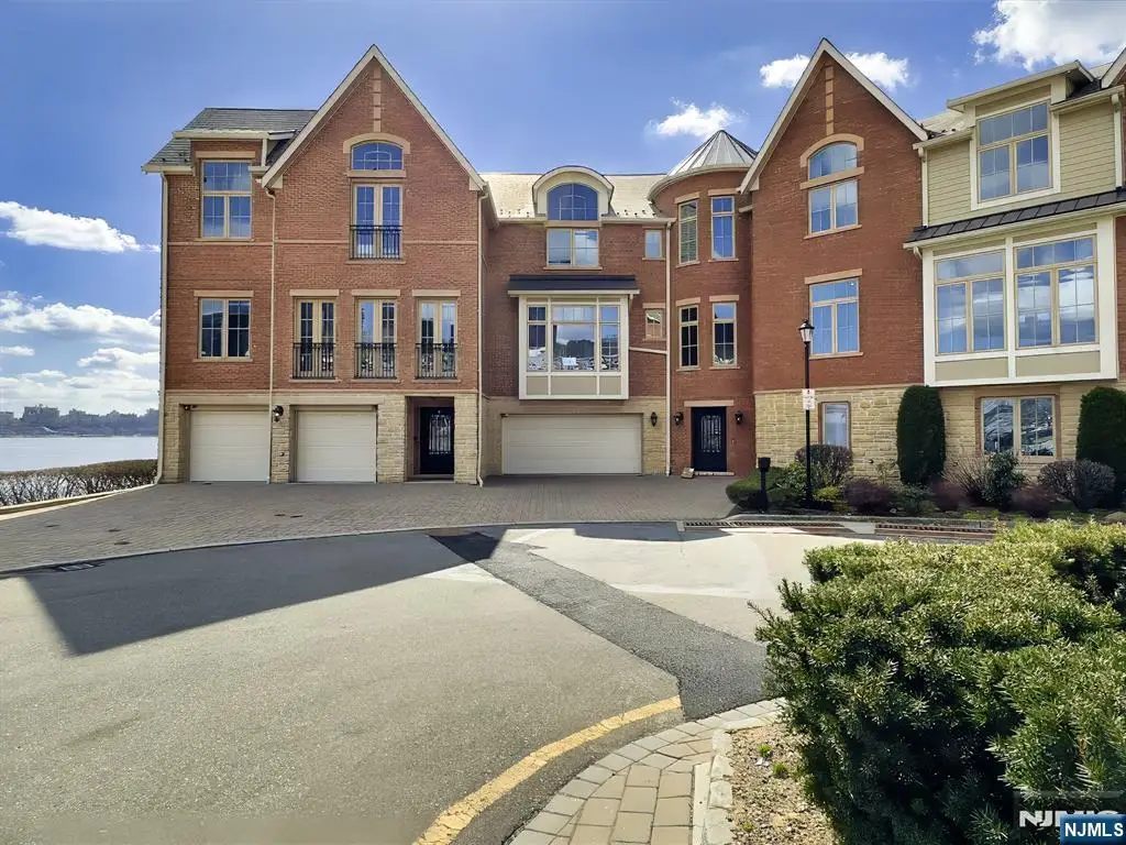 25 Moorings Lane, Edgewater, NJ 07020 - #1