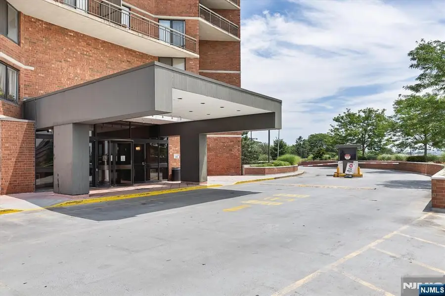 1705 Harmon Cove Tower, Secaucus, NJ 07094 - #2