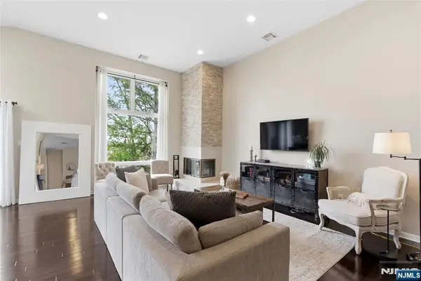 855 Valley Brook 2G, Lyndhurst, NJ 07071