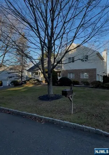 34 Knob Hill Road, Marlboro, NJ 07751