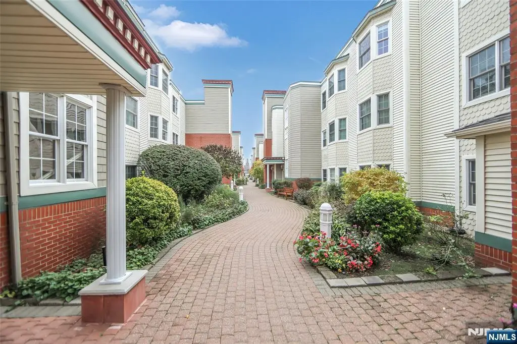 337 The Promenade 337, Edgewater, NJ 07020 - #1