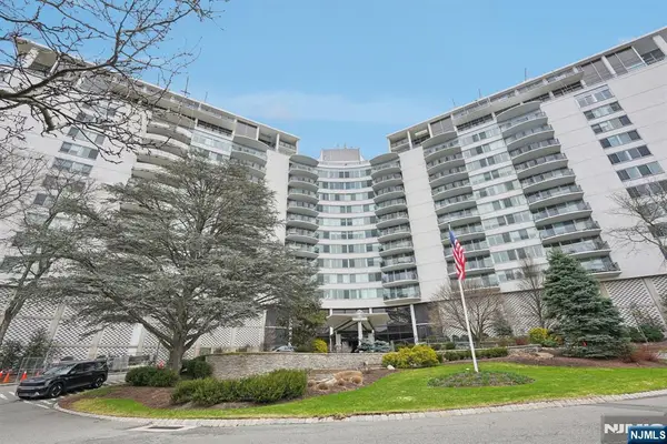 1 Claridge Drive 104, Verona, NJ 07044
