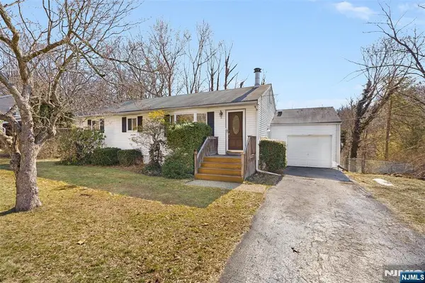 18 Kendall Drive, Ringwood, NJ 07456