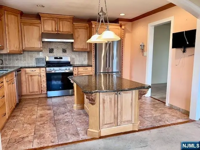 661 Clinton Place, Ridgefield, NJ 07657 - #3