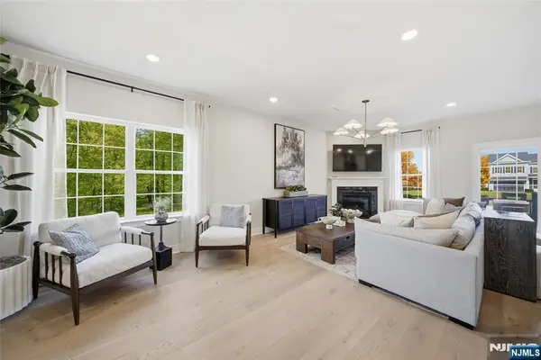 6 Melbourne Drive, Oakland, NJ 07436