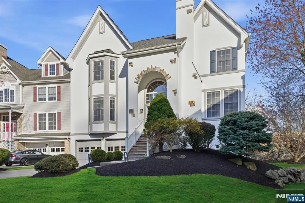 22 Falling Waters, Oakland, NJ 07436 - #1