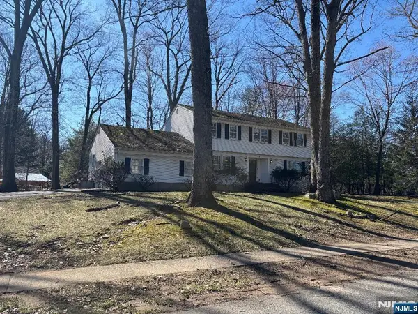 225 Navajo Drive, Wyckoff, NJ 07481