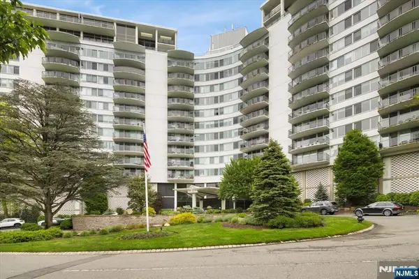1 Claridge Drive 523, Verona, NJ 07044