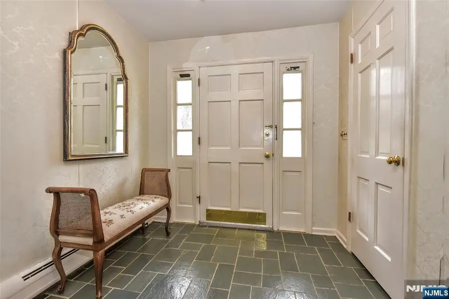 19 Aldbury Drive, Upper Saddle River, NJ 07458 - #3