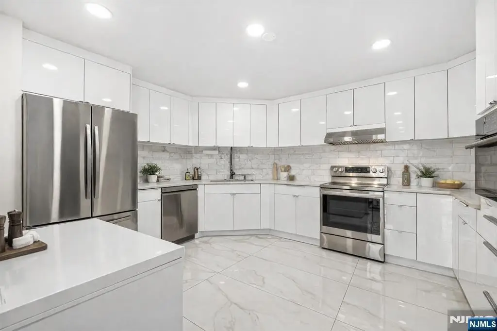 427 Harmon Cove Tower 427, Secaucus, NJ 07094 - #1