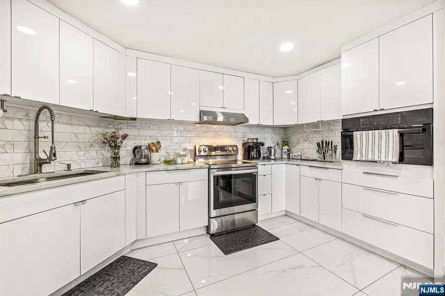 427 Harmon Cove Tower 427, Secaucus, NJ 07094 - #2