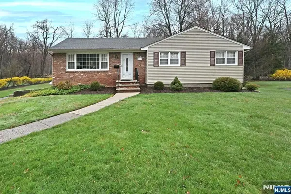 40 Woodside Road, Wyckoff, NJ 07481