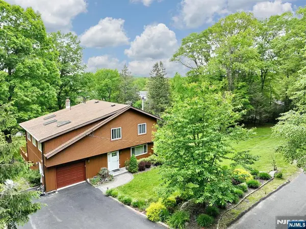 64 Larchmont Drive, West Milford, NJ 07421