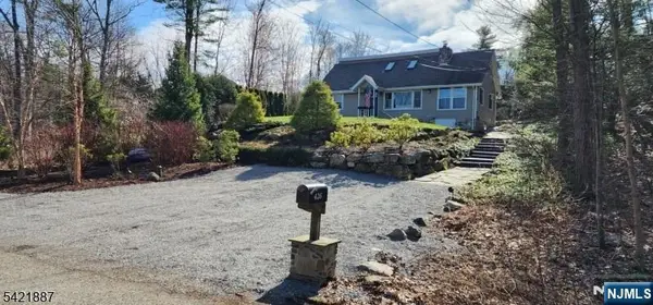 426 E Lake Shore Drive, Vernon, NJ 07422