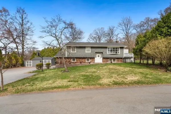 13 Hunters Lane, Andover Twsp, NJ 07821