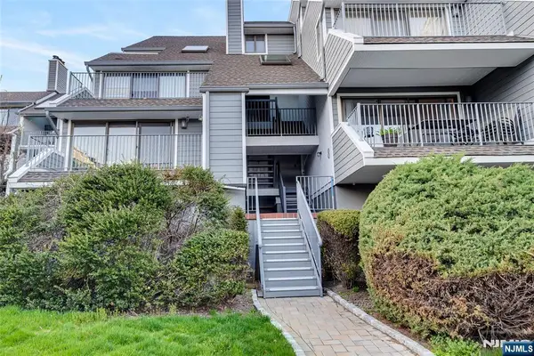 8C Cove Lane, North Bergen, NJ 07047