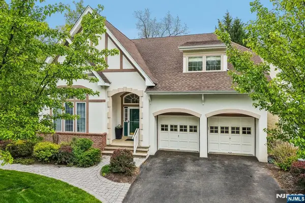2 Winding Ridge, Oakland, NJ 07436