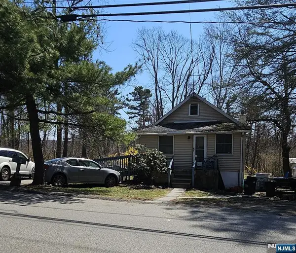 5 Banker Road, West Milford, NJ 07421