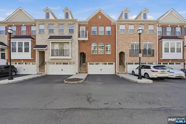 41 Creekside Court, Secaucus, NJ 07094