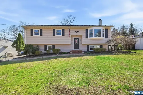 38 Holiday Drive, Hopatcong, NJ 07843