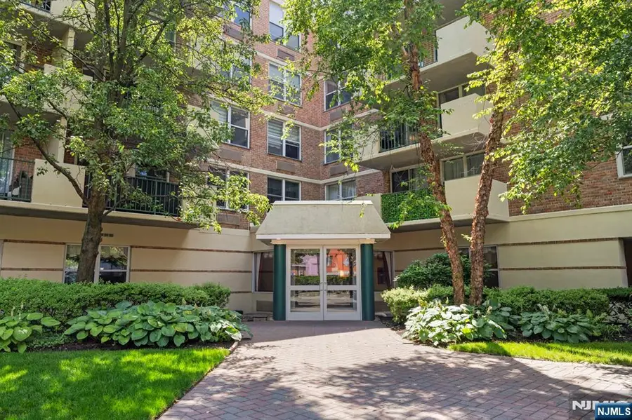 200 Grand Cove Way 3L, Edgewater, NJ 07020 - #2