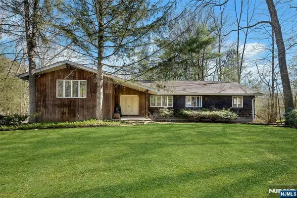 24 Deerhaven Lane, Jefferson Township, NJ 07435