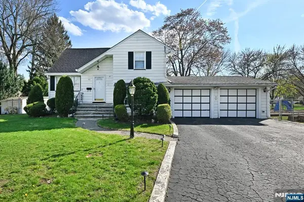 82 Arnot Place, Paramus, NJ 07652
