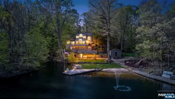70 Harrison Lane, Bloomingdale, NJ 07403