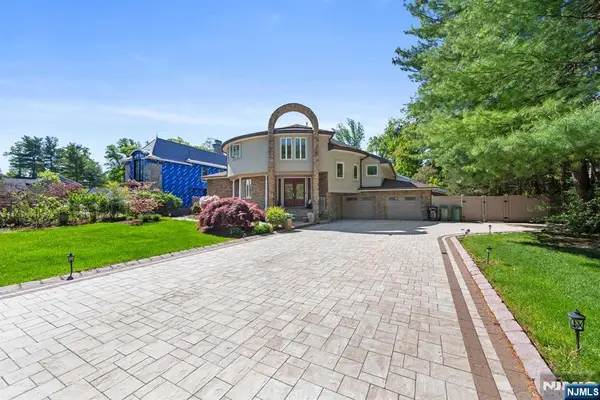 290 Dunkerhook Road, Paramus, NJ 07652