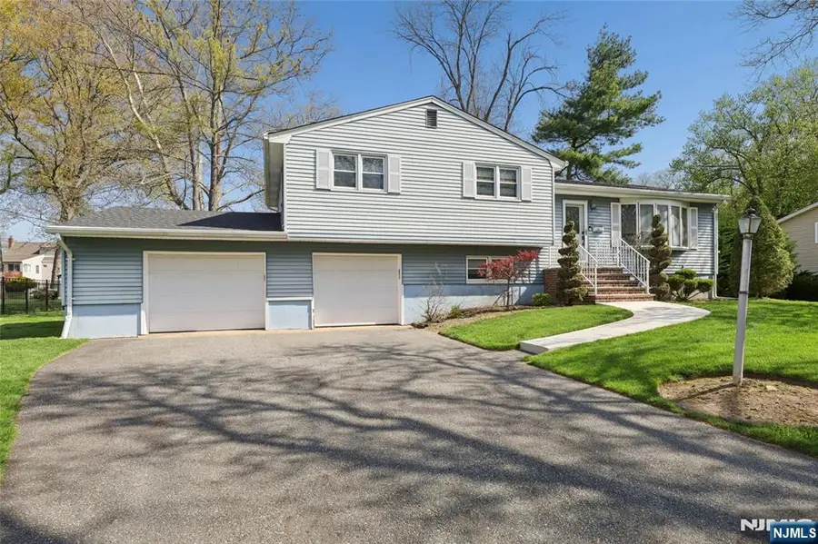 35 Robin Road, Wayne, NJ 07470 - #2
