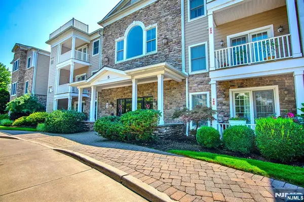 5 Tenakill Park 212, Cresskill, NJ 07626