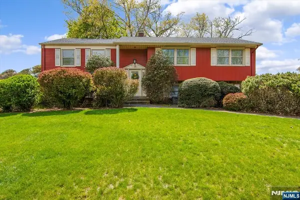 8 Wedgewood Drive, Wayne, NJ 07470