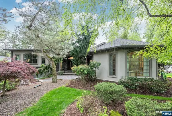 31 Sherwood Drive, Hillsdale, NJ 07642