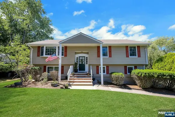32 Tuscarora Drive, Oakland, NJ 07436