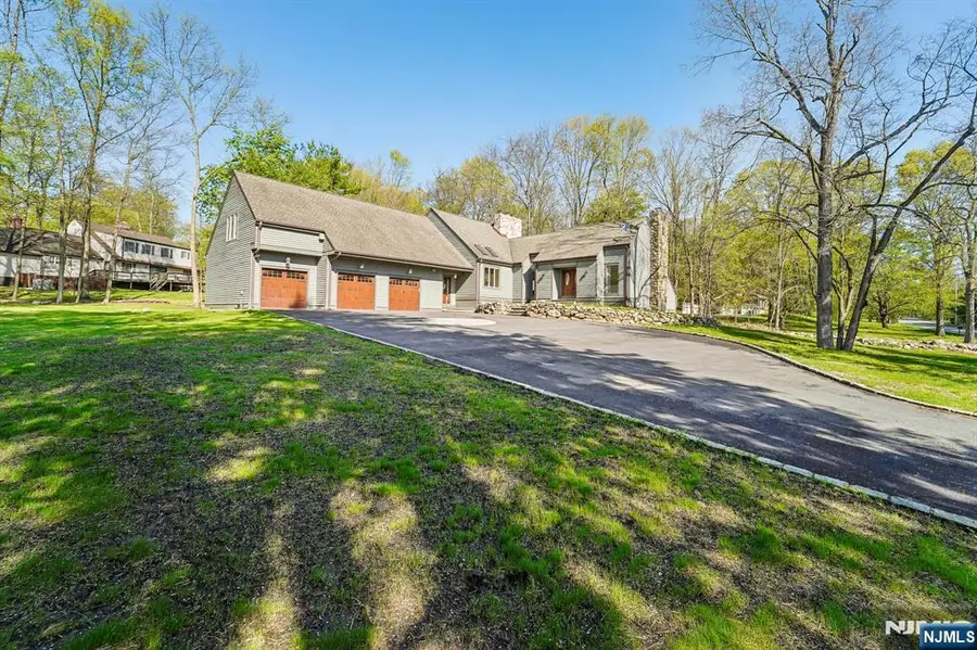 11 Carlough Road, Upper Saddle River, NJ 07458 - #3