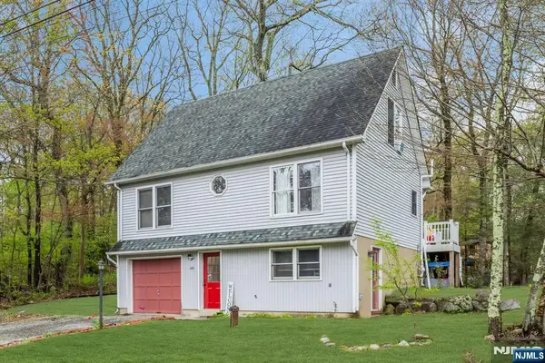 140 Papscoe Road, West Milford, NJ 07421