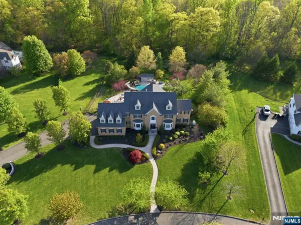 2 Hillas Lane, Chester Township, NJ 07930