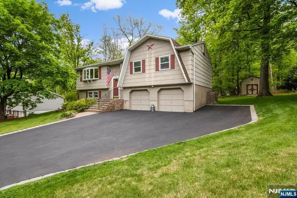 10 Hemlock Place, Ringwood, NJ 07456