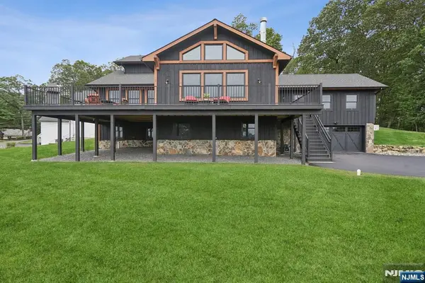 8 Sutton Road, Hopatcong, NJ 07843