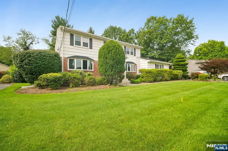 6 Aster Court, Paramus, NJ 07652 - #3