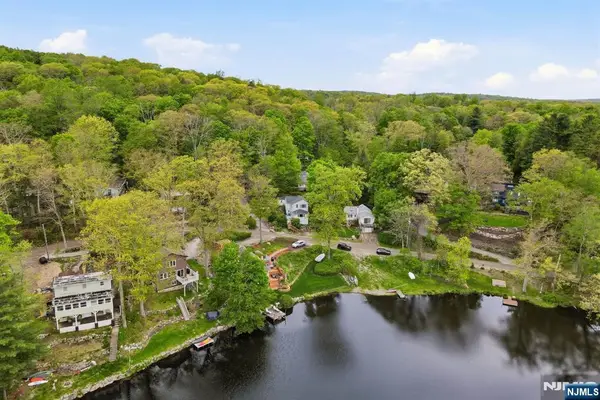 48 Goldfinch Lane, West Milford, NJ 07421