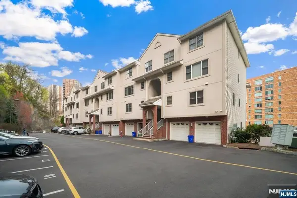 9 Legend Hills Drive, Edgewater, NJ 07020