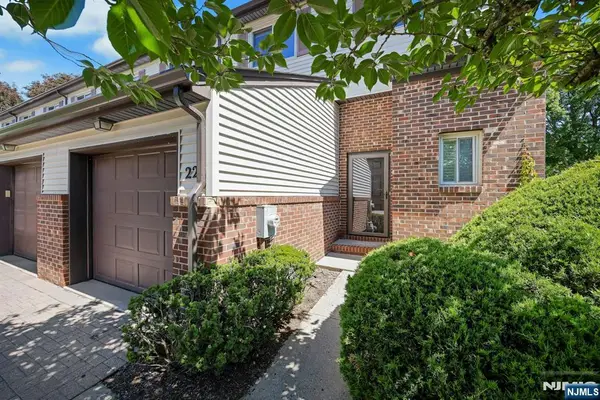 22 Hampton Court 422, Twp of Washington, NJ 07676