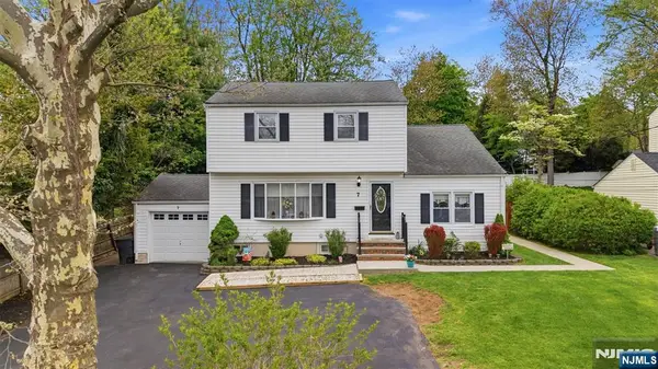 7 Spier Drive, Livingston, NJ 07039